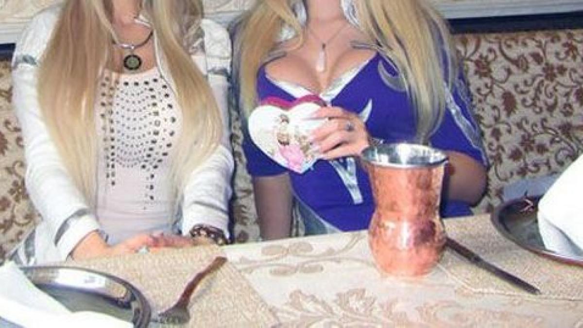 au iesit la o terasa si toata lumea se uita la ele nu sunt surori dar 90 din trupurile lor arata la