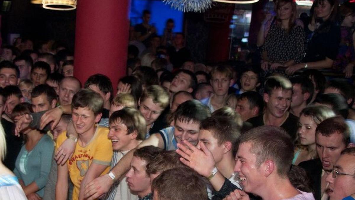 elevii au innebunit cand au vazut o pe scena la balul bobocilor minorii aveau interzis la