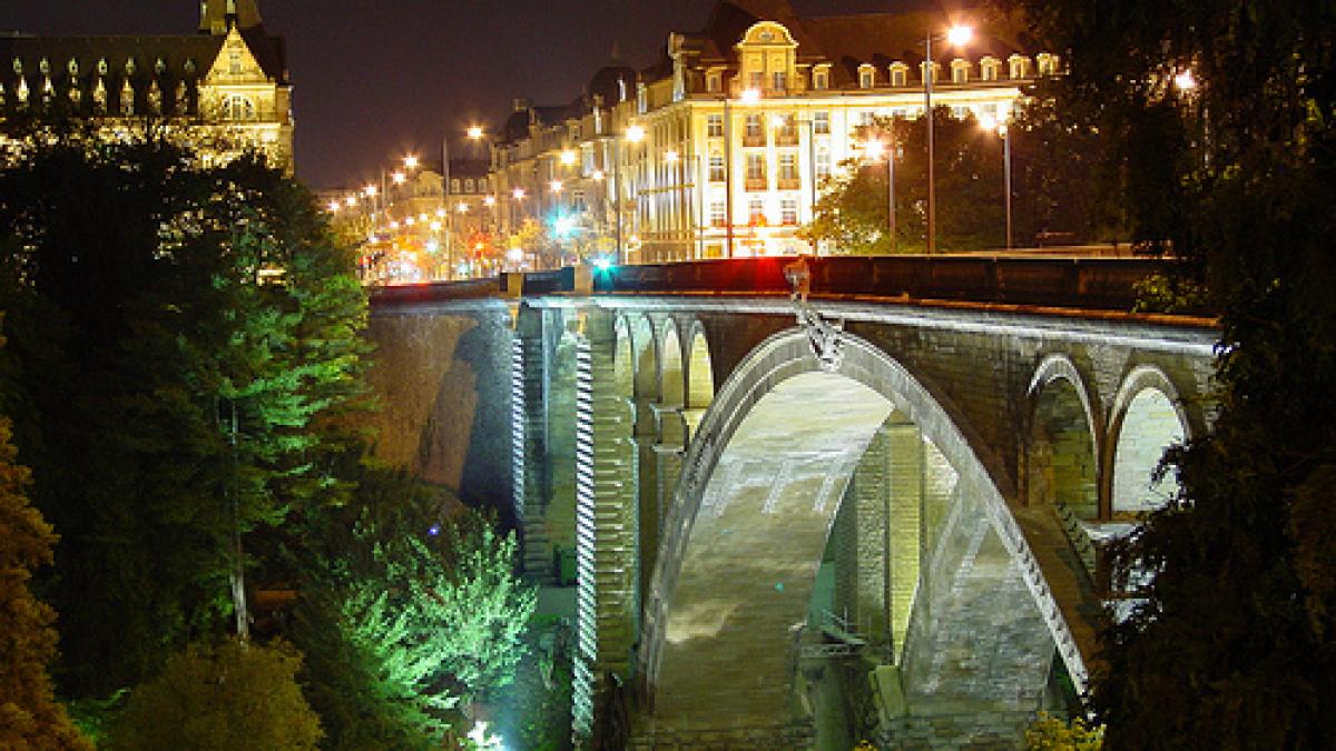 este tara cu cel mai mare pib pe cap de locuitor din ue salariul minim este de 1 800 de euro pe luna