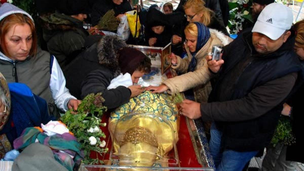 pelerinii s au aliniat la o coada kilometrica pentru a se ruga la moastele sfintei parascheva 30