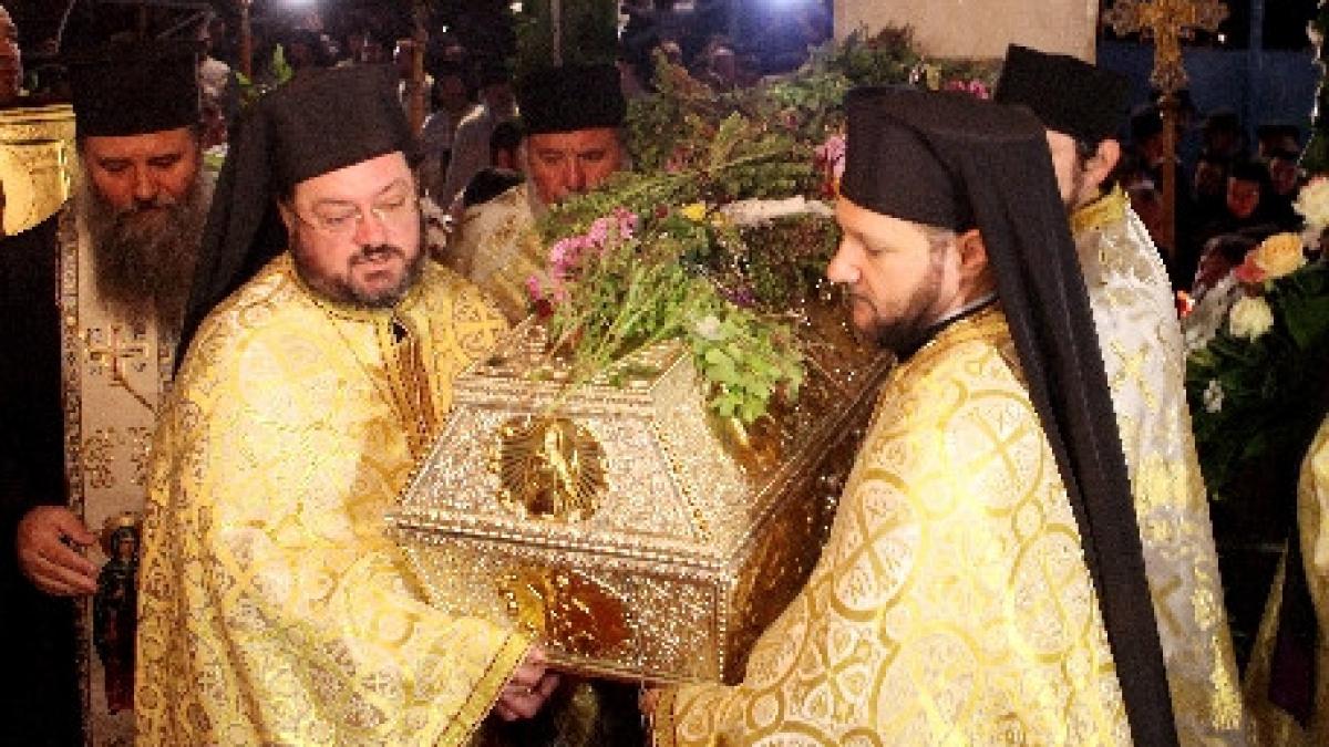 peste 40 000 de oameni stau la coada pentru a se inchina la sf parascheva