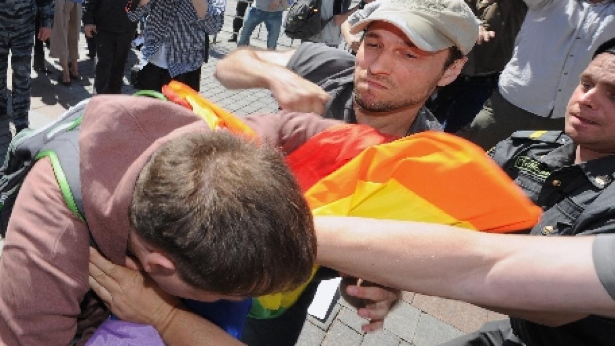 rusia circa 20 de barbati au devastat un bar gay din moscova