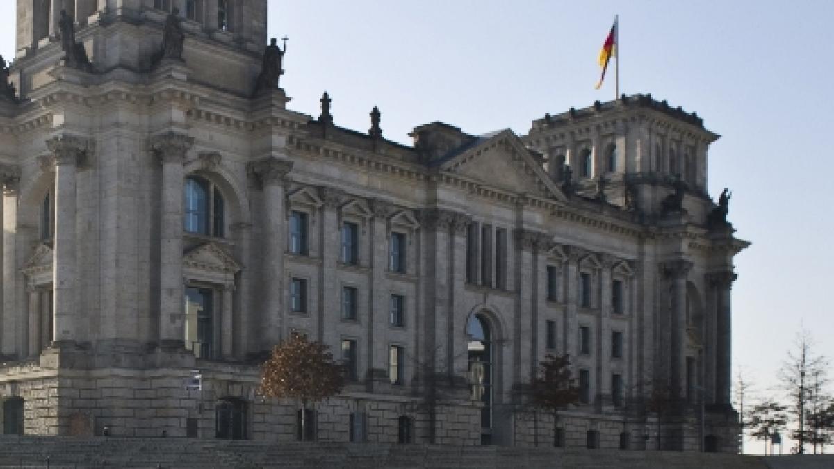 un barbat de 32 de ani s a sinucis in fata sediului camerei deputatilor din berlin