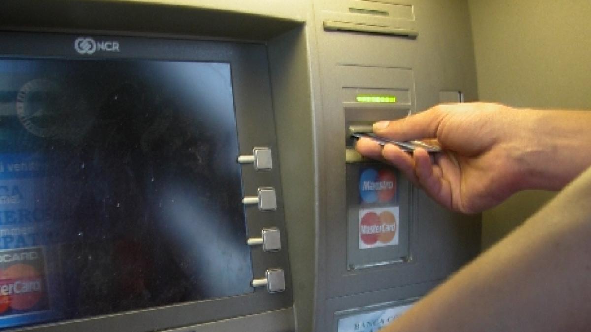 politistii bucuresteni au retinut doi tineri care sustrageau bani dintr un bancomat prin fortarea