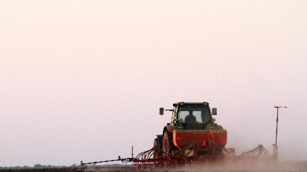 un barbat a murit dupa ce tractorul in care se afla s a rasturnat pe un camp