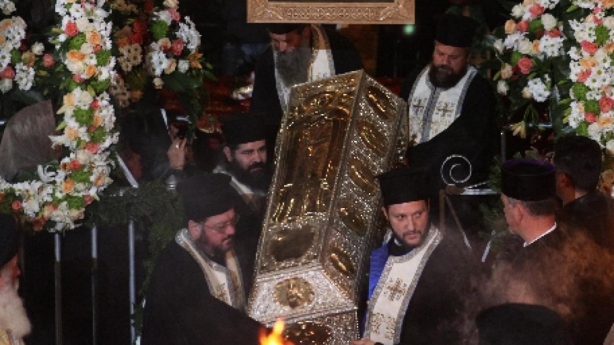 un sobor de preoti in frunte cu patriarhul daniel oficiaza sfanta liturghie cu ocazia cuvioasei