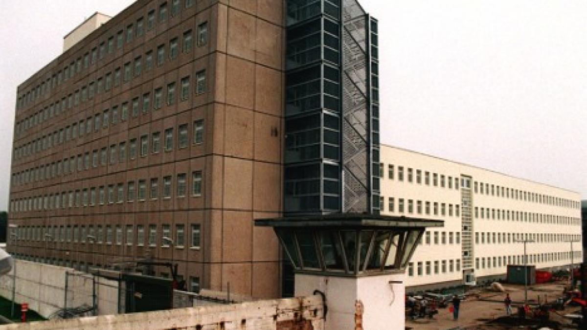 169 de gardieni pazesc un singur detinut