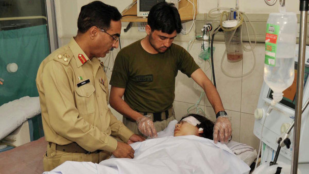 adolescenta impuscata de talibani va fi trimisa in marea britanie pentru tratament