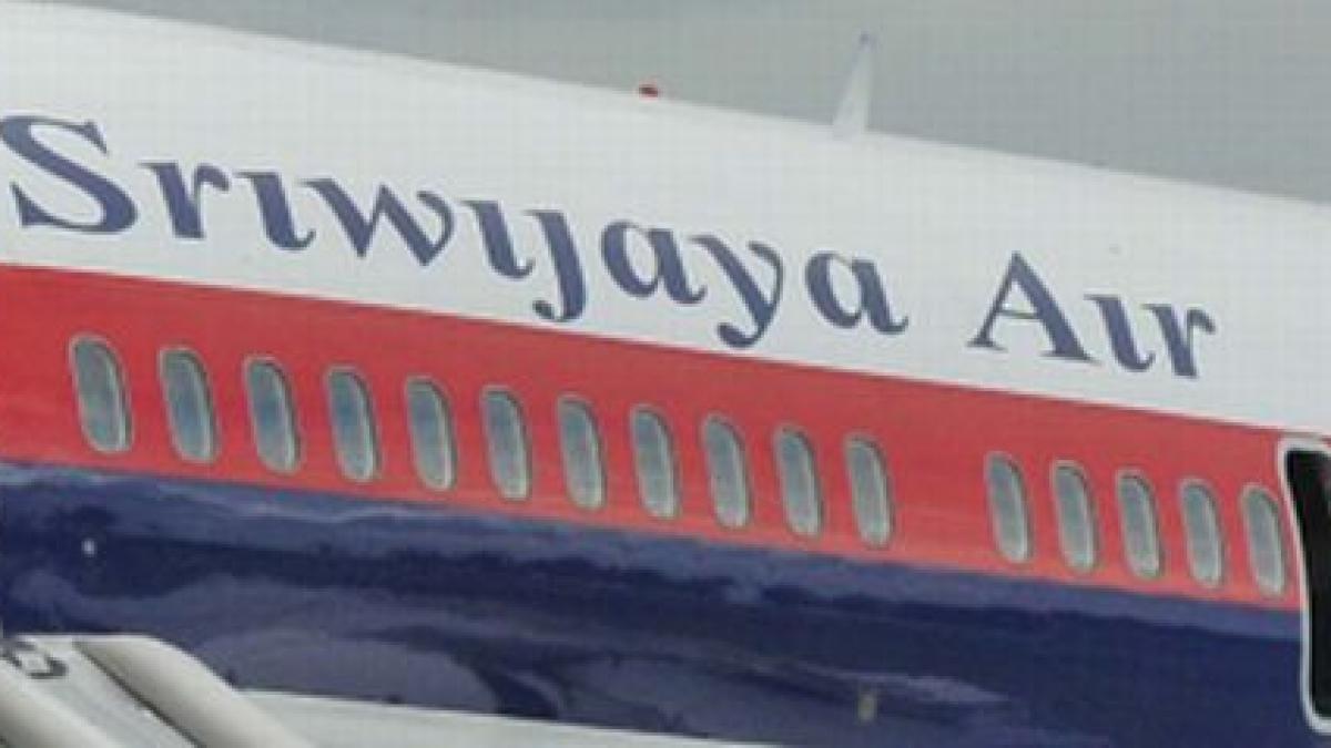 gafa de zile mari pilotii au incurcat aeroporturile un avion de pasageri indonezian a aterizat pe