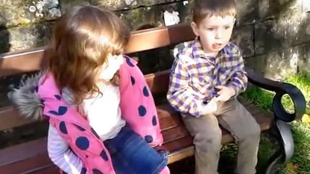 inregistrarea care a cucerit internetul ce sfaturi ii da o fetita de 4 ani fratelui ei de 2 ani