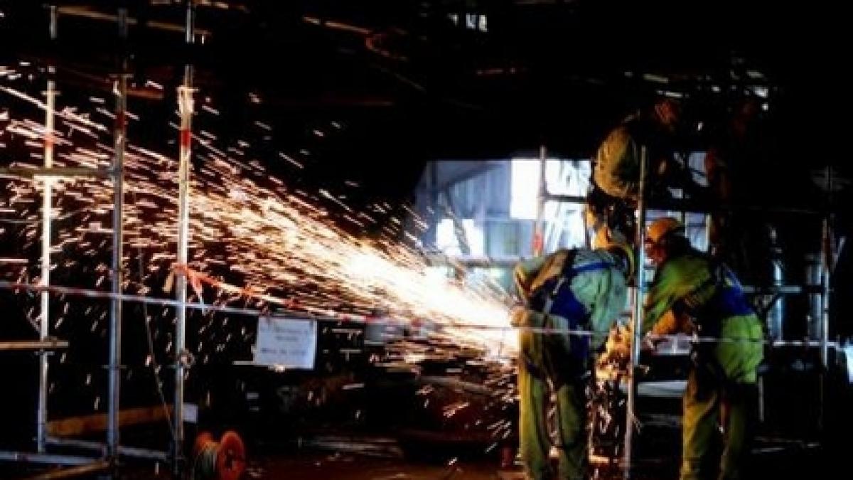 angajatii combinatului arcelor mittal din galati trimisi acasa pana la sfarsitul anului