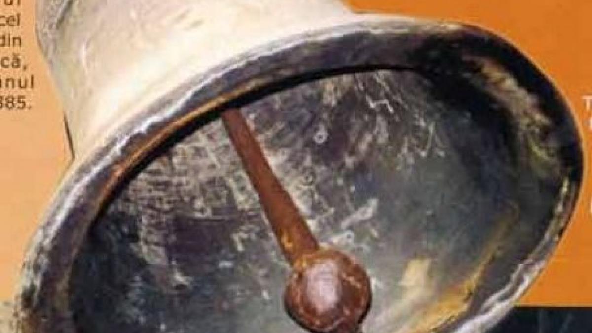 un sat intreg trezit in miez de noapte de clopotele bisericii ce se intampla in casa viceprimarului