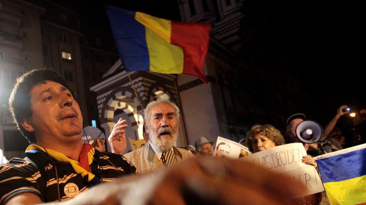 zeci de persoane au protestat in fata restaurantului unde au cinat liderii ppe