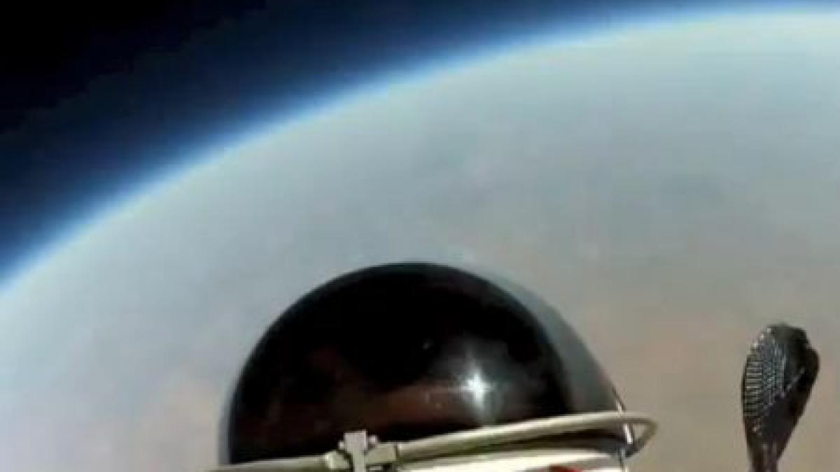imagini spectaculoase filmate in timpul saltului din cosmos momentul in care felix baumgartner