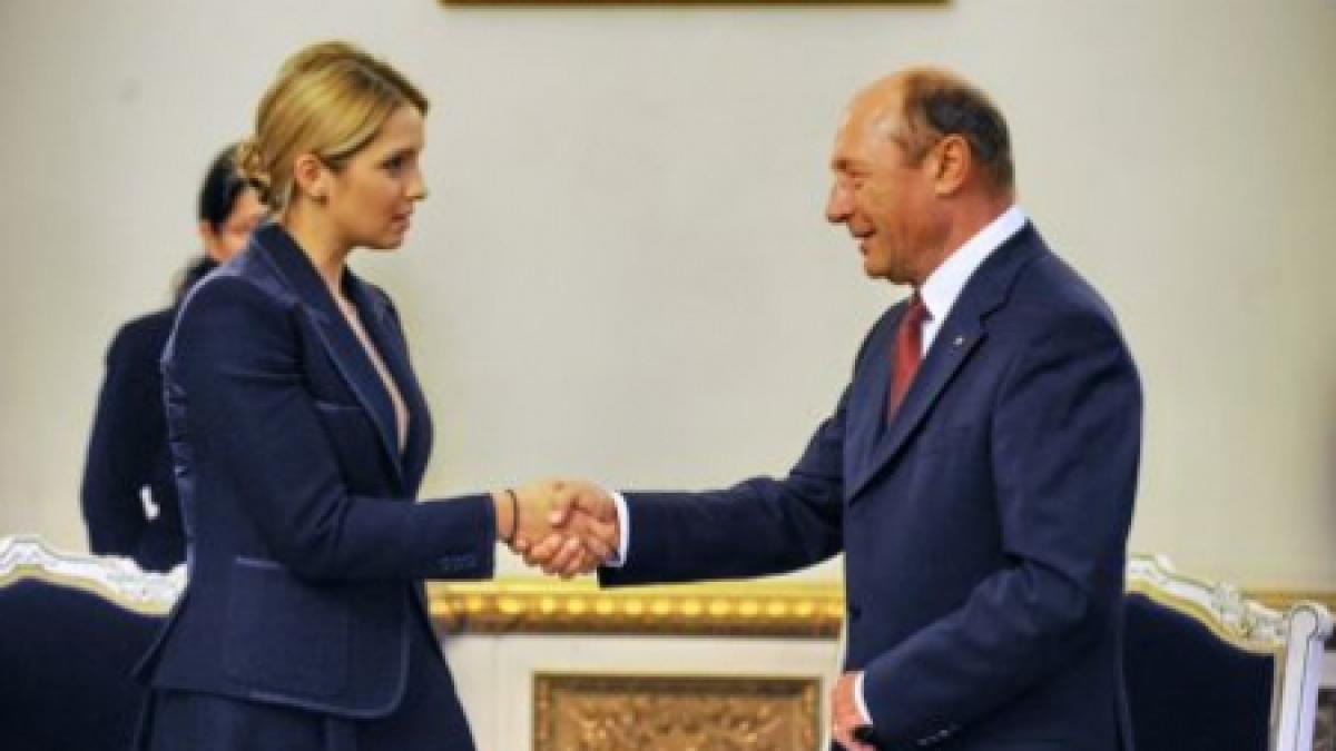 Băsescu sends all his support to Iulia Timoşenko , conveyed through her daughter