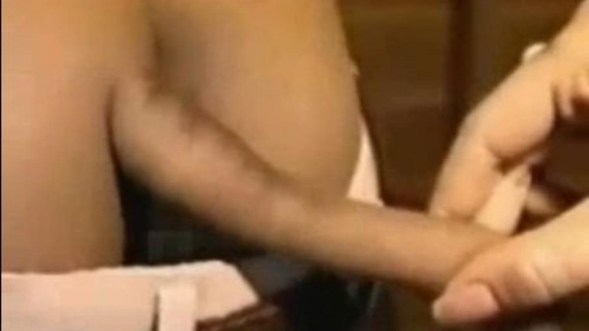 ce tine aceasta jurnalista in mana a socat o lume intreaga