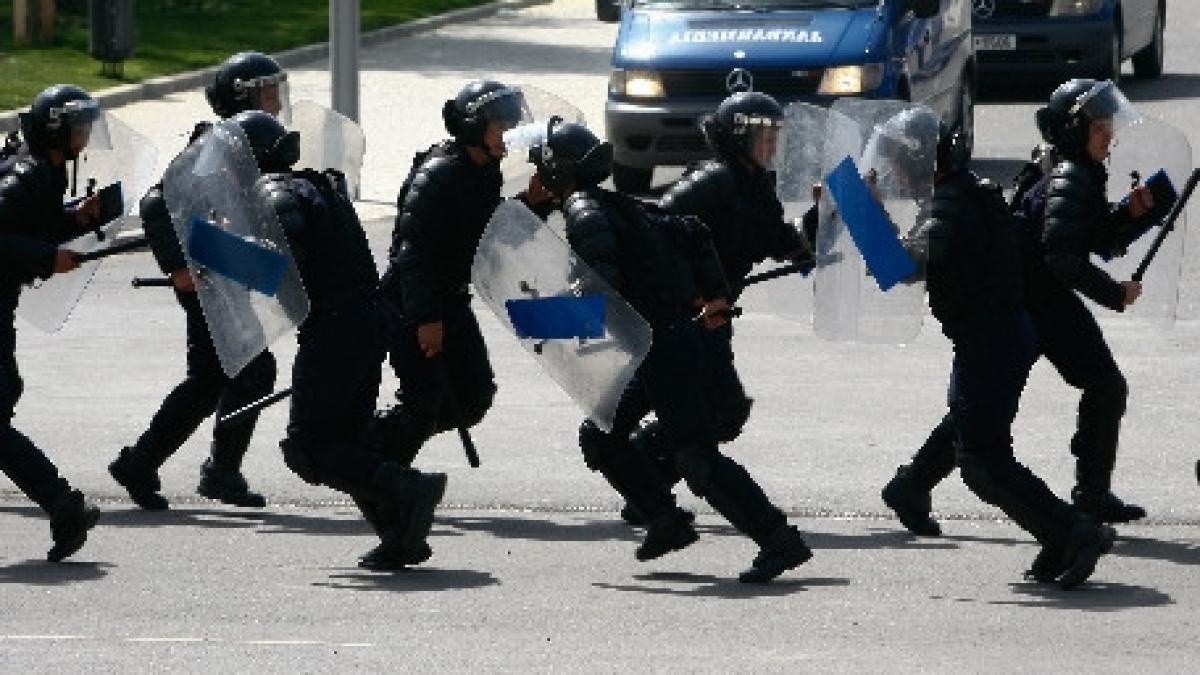 peste 300 de jandarmi vor asigura masurile de ordine publica la meciul dinamo rapid