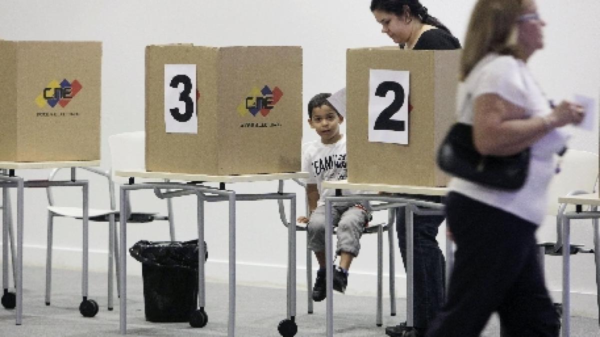 spaniolii voteaza pentru alegerea parlamentelor regionale scrutinul este riscant pentru guvernul