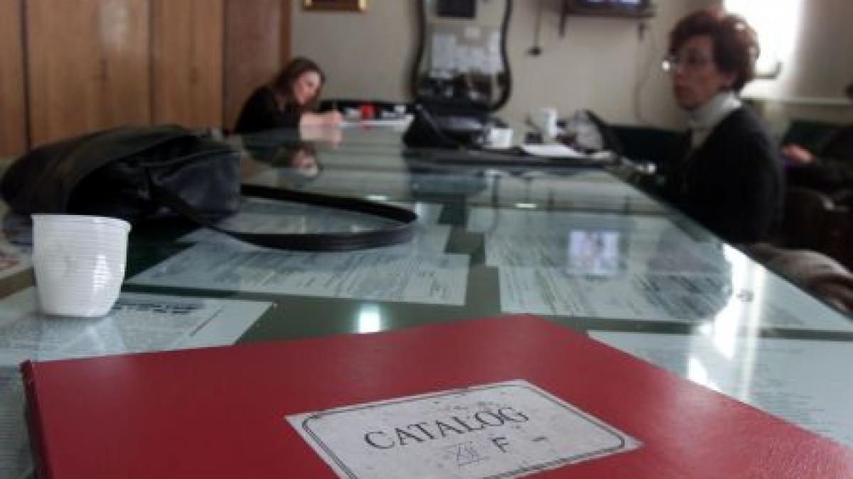 fiecare profesor ar putea sa primeasca 2 000 de lei anual pentru haine