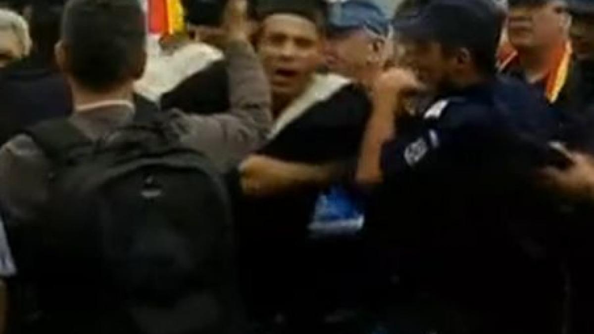 hartia igienica o amenintare pentru palatul cotroceni protestatarul luat pe sus de jandarmi amendat