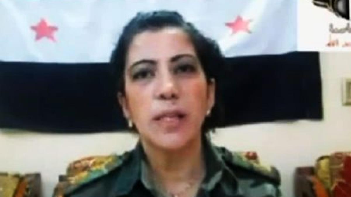 prima femeie militar care a dezertat din armata siriana acum ii antreneaza pe rebeli