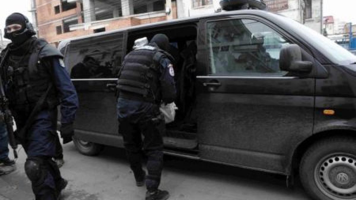 romii au atacat cu pietre politistii care le perchezitionau palatele la strehaia