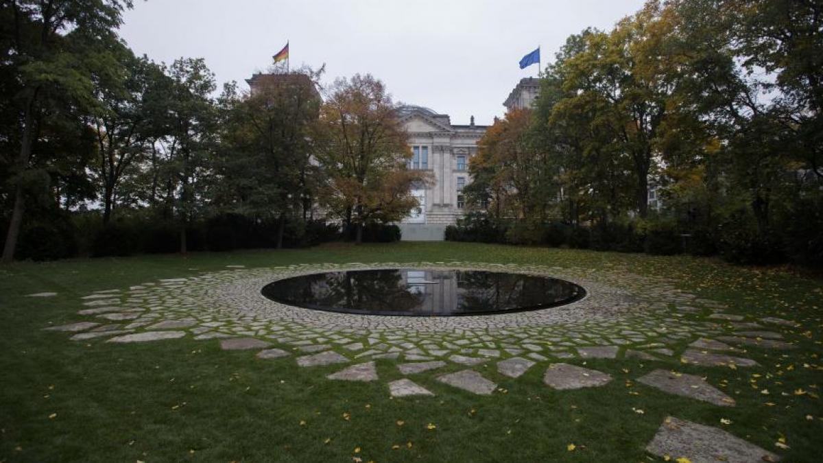 angela merkel va dezveli un monument dedicat romilor ucisi in holocaust