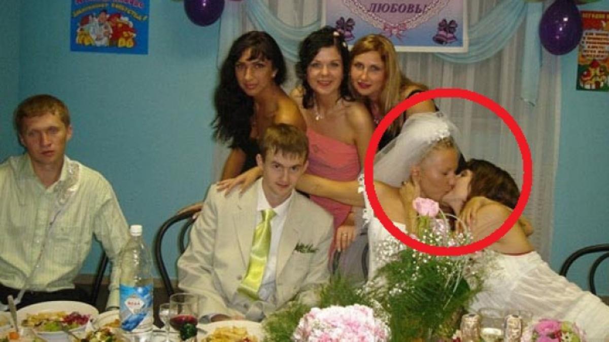 mireasa si nasa au inceput sa faca asta in fata invitatilor mirele statea si se uita inmarmurit la