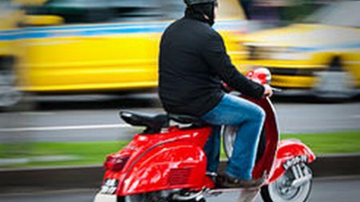 scuteristi apucati va de invatat de la anul posesorii de mopede vor avea voie sa circule pe