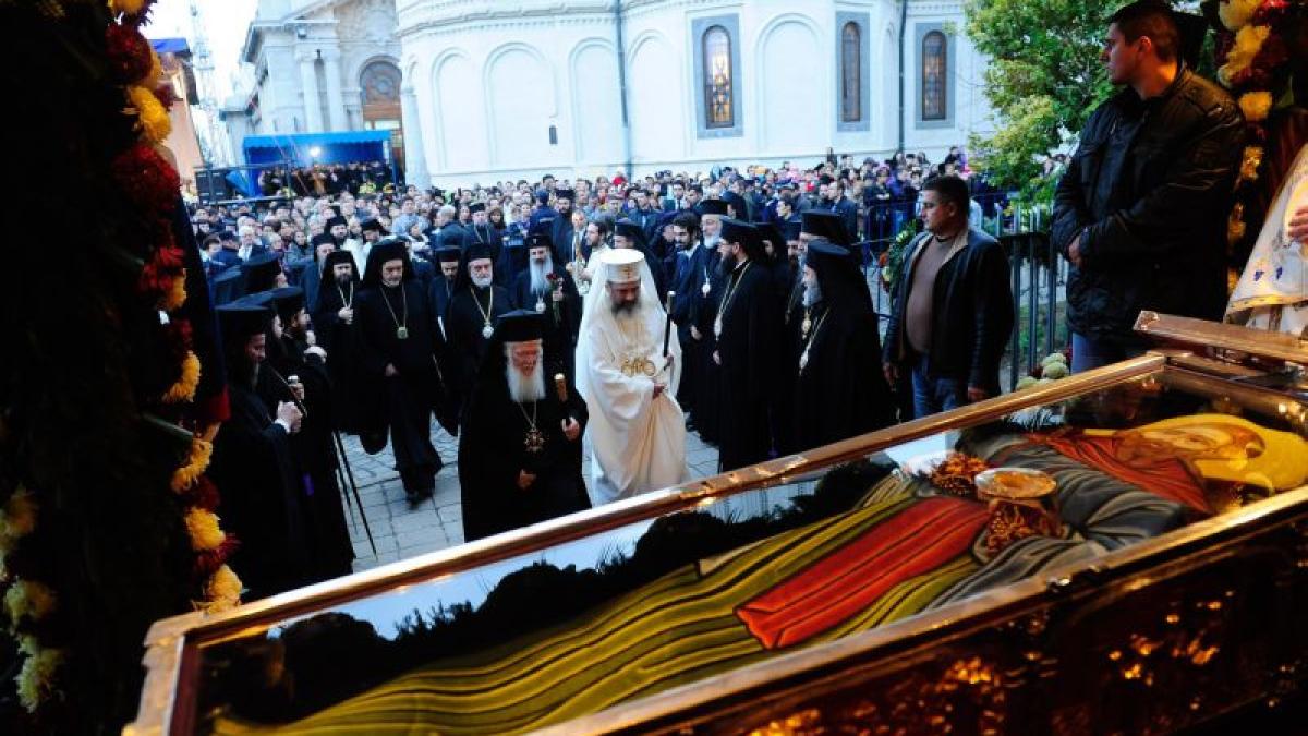mii de credinciosi au indurat frigul noptii pentru a se inchina la moastele din dealul mitropoliei