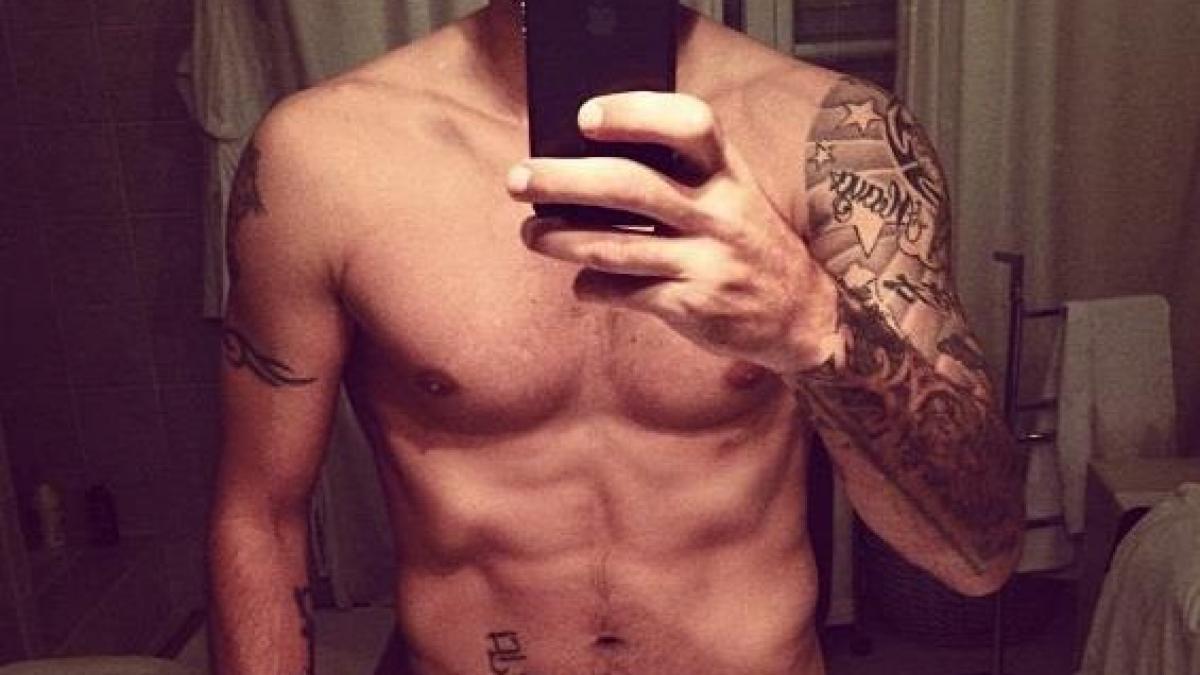 a luat o pe urma pitipoancelor unul din cei mai celebri fotbalisti romani s a fotografiat dezbracat