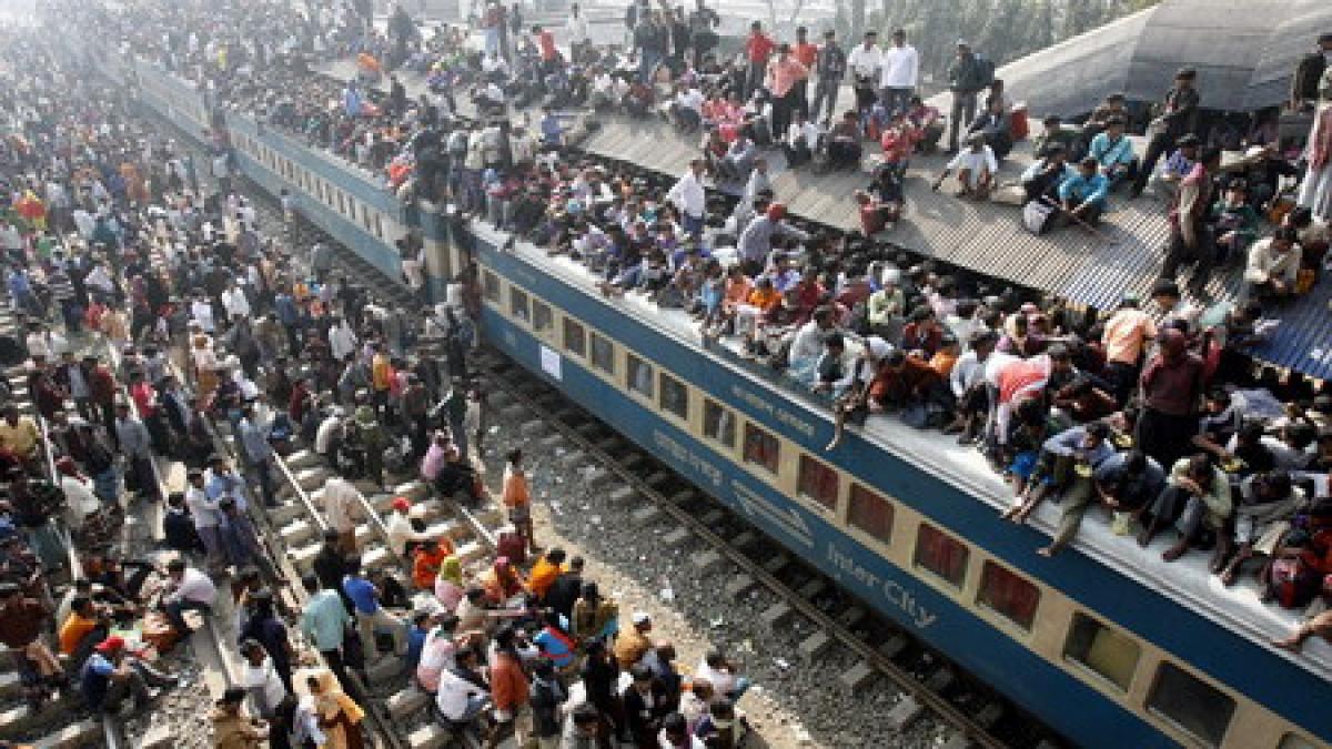asa arata un tren plin cu pasageri in bangladesh