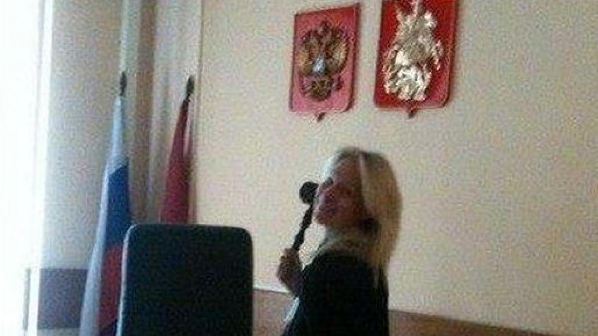 cu stema si drapelul in spate o judecatoare si a facut tara de rusine cum a pozat in biroul ei