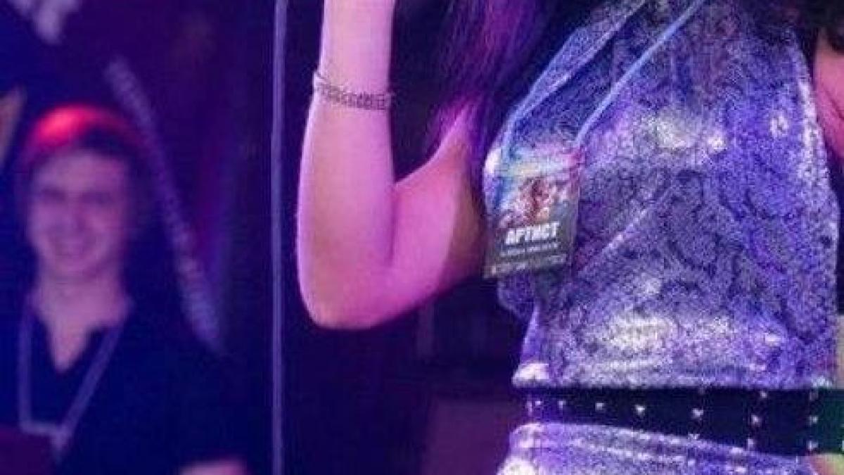 era intr un club de karaoke cand a facut un gest incitant pe scena la final barbatii s au batut sa