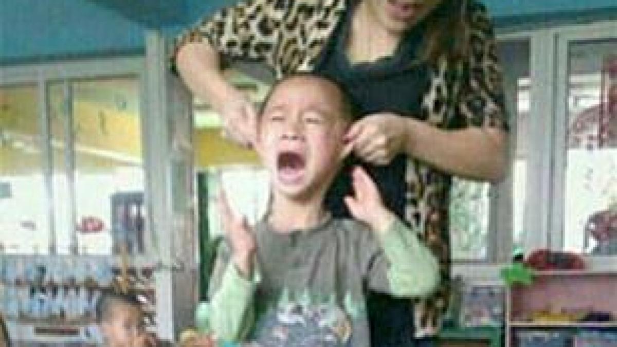 imagini revoltatoare educatoarea care isi arunca elevii la cos sau ii batea cu farasul in cap