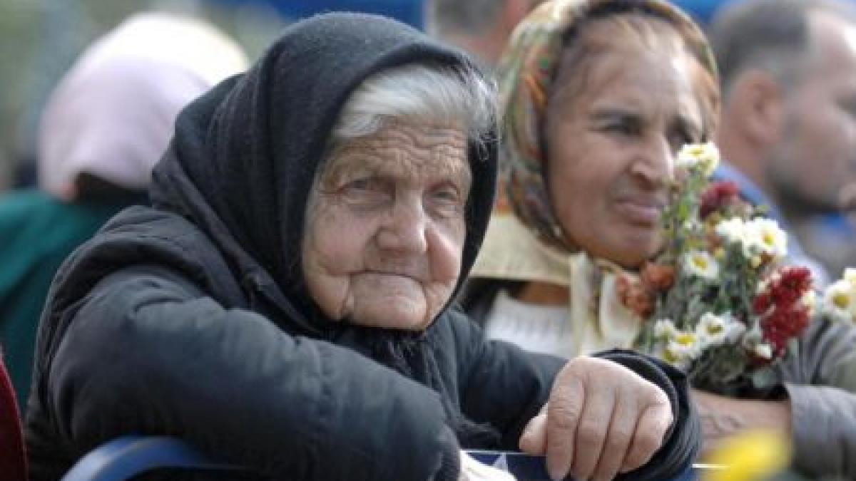 coada fara sfarsit peste 80 000 de pelerini s au adunat astazi pe dealul patriarhiei