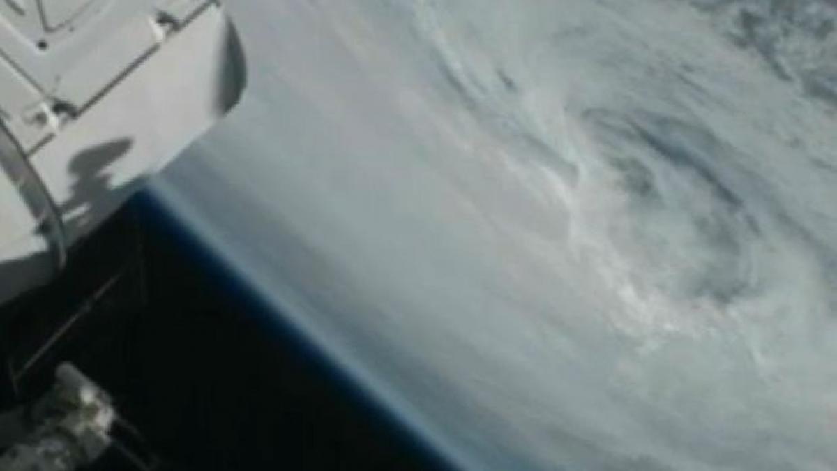 stare de alerta in sua imaginea realizata din spatiu care arata cum se apropie uraganul sandy de