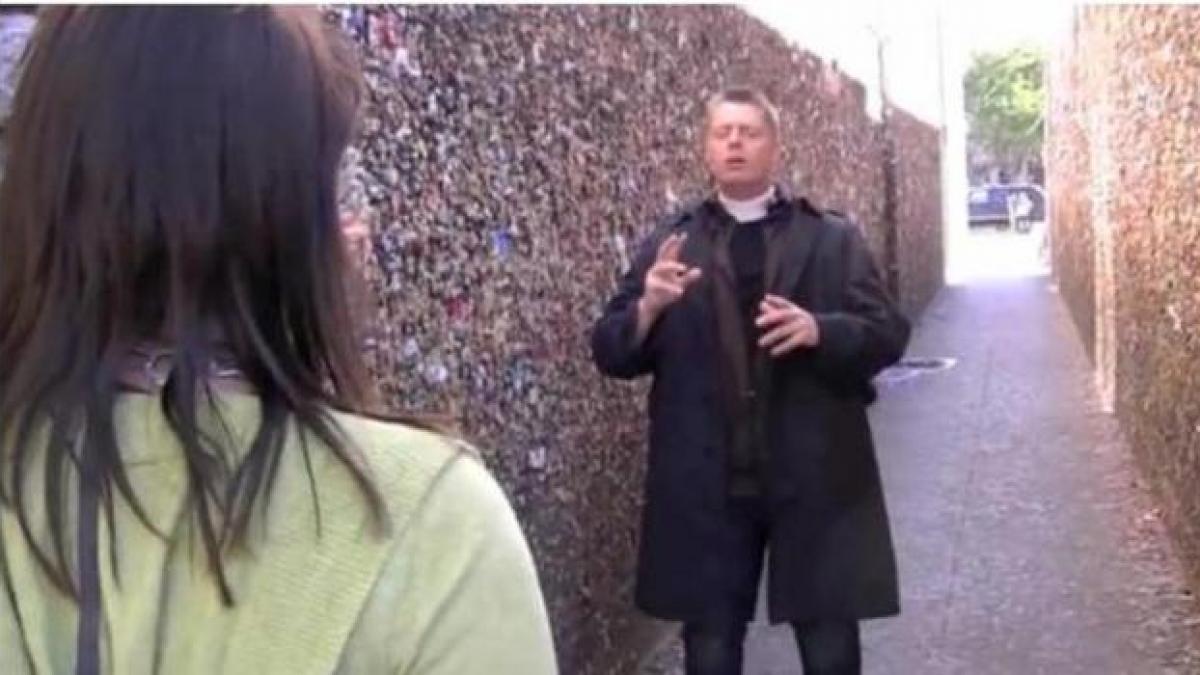 gluma sa i a socat pe trecatori cel mai macabru joc de halloween