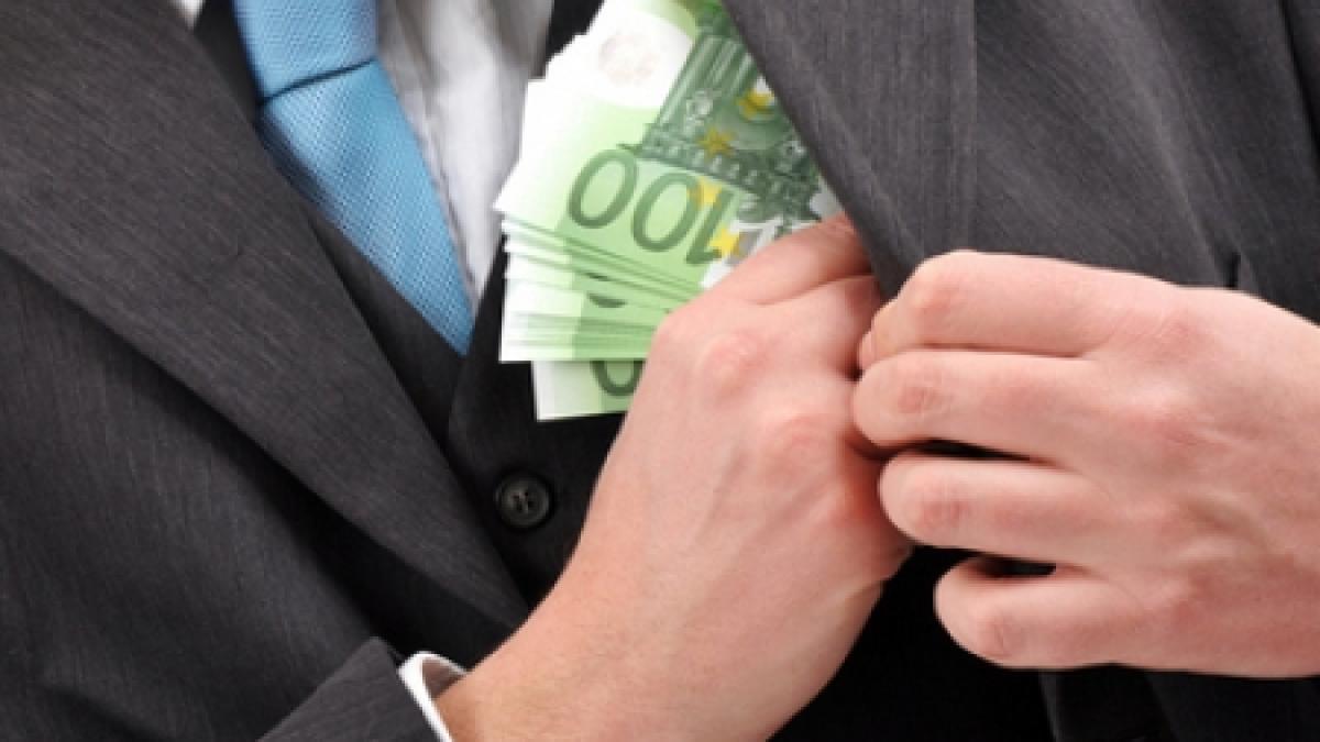 functionari ai directilor antifrauda din vama si anaf trimisi in judecata pentru luare de mita