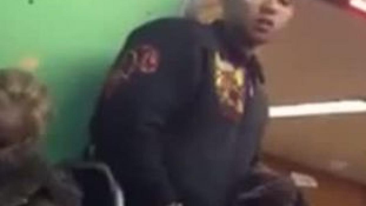 imagini de necrezut cu un tigan in metroul din budapesta a fost arestat dupa ce i a facut asta