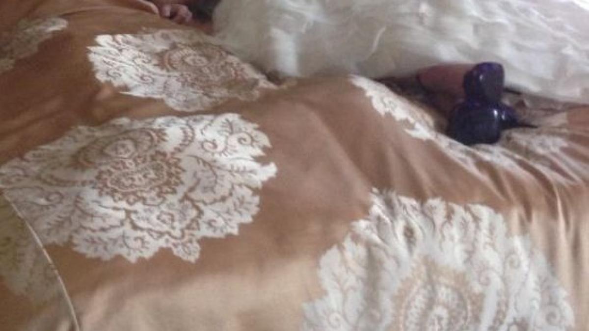 nicaieri in lume nu s a mai vazut o nunta ca a lor ce a facut mireasa in pat inainte de a pleca la