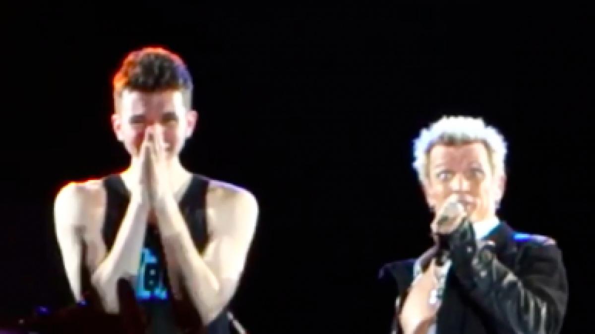 rockerul britanic billy idol aparitie surpriza la petrecerea aniversara a unui fan