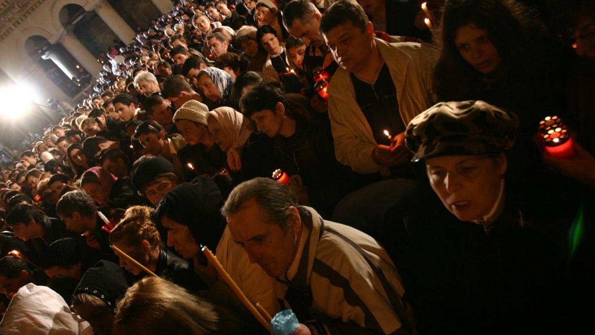 smerenie si rugaciuni la 3 grade celsius pelerinii nu au plecat de pe dealul mitropoliei nici azi