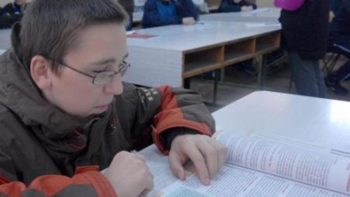 ei sunt viitorul neglijat al romaniei mii de elevi invata in frig si stau imbracati cu gecile in