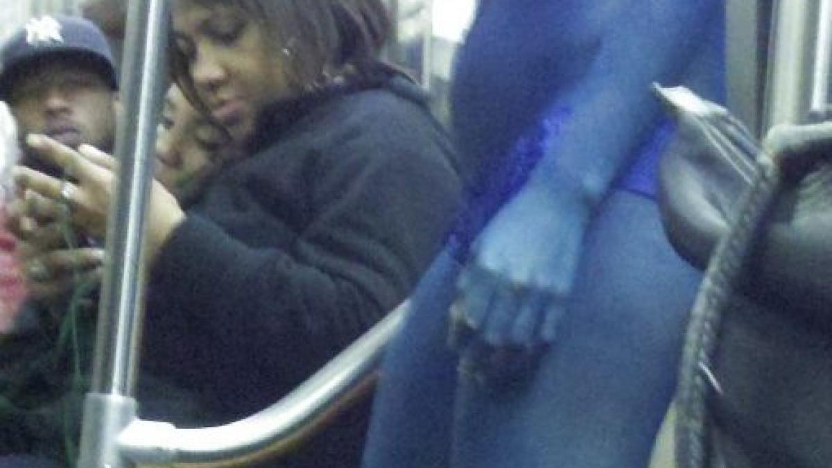 fotografia surprinsa in metrou care i a orbit pe privitori fata asta n a avut oglinda in casa