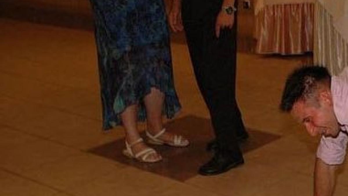 la nunta asta n au fost mirii in centrul atentiei ce au facut nasul si nasa la un dans traditional