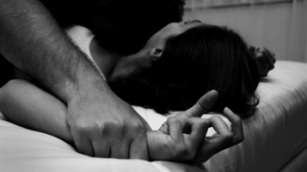 buna ziua am vrut sa va violez fiica agresorul s a oprit la jumatatea actului sexual si i a sunat