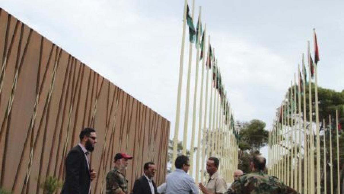 parlamentul libian ocupat de indivizi inarmati care cer inlocuirea unor ministri