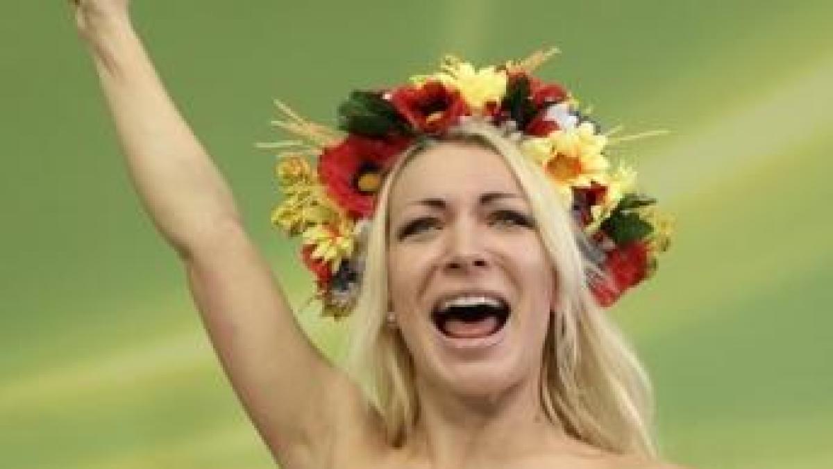 s a dezbracat in direct la tv lidera femen si a dat tricoul jos sub privirile uluite ale celor din