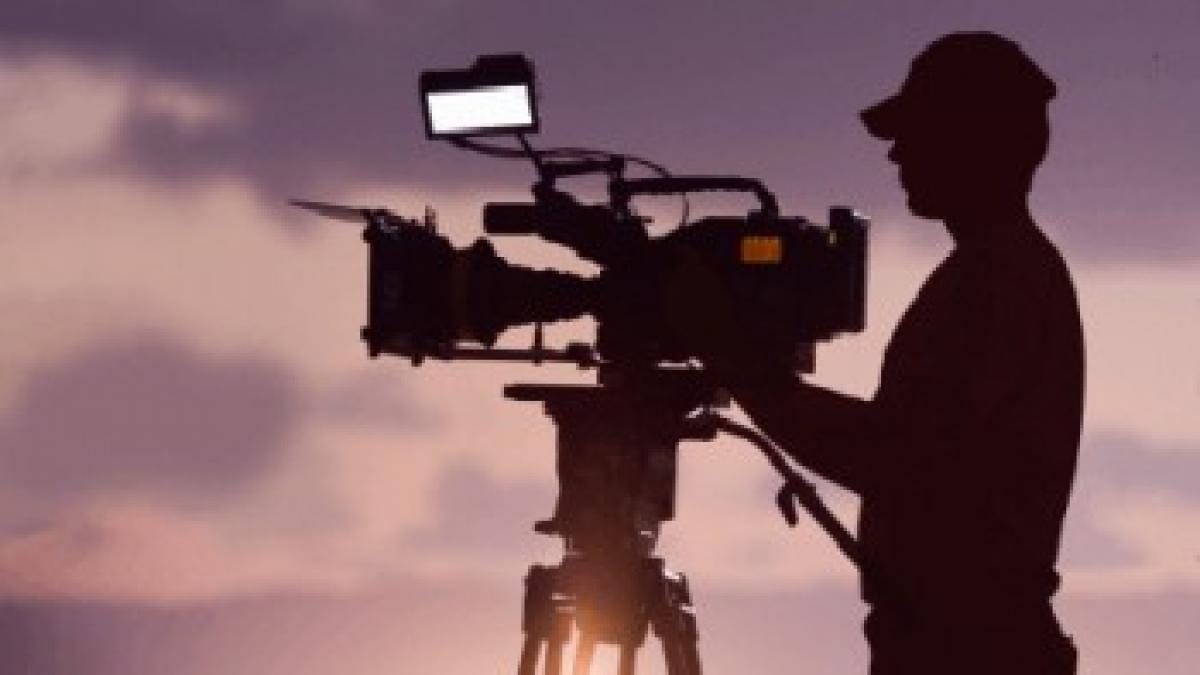 jurnalisti batuti cu pumnii si picioarele de un grup de romi totul a fost inregistrat de camerele